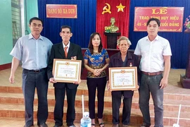 Đảng ủy xã Dun: Trao Huy hiệu 45, 55 tuổi Đảng cho 2 đảng viên