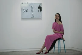 Linh Nga mặc váy lụa khoe vóc dáng mảnh mai