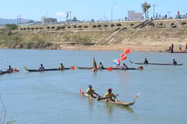 Tưng bừng hội đua thuyền độc mộc trên sông Đak Bla