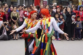 Trai làng Triều Khúc lả lơi trong màn "con đĩ đánh bồng" độc đáo