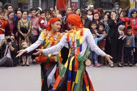 Trai làng Triều Khúc lả lơi trong màn "con đĩ đánh bồng" độc đáo