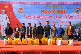 Xuân biên giới thắm tình quân dân