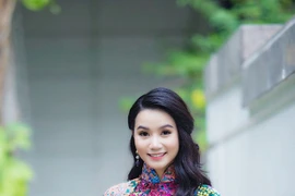 Lương Giang diện áo dài xuống phố đón xuân
