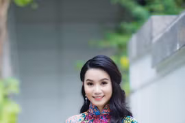 Lương Giang diện áo dài xuống phố đón xuân