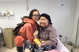 Sinh viên nấu bánh chưng tặng bệnh nhân ngày tết