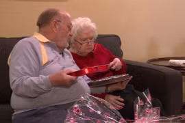 Vợ mất trí, chồng vẫn tặng quà Valentine