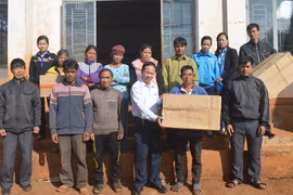 Tặng 300 suất quà Tết cho đồng bào dân tộc thiểu số