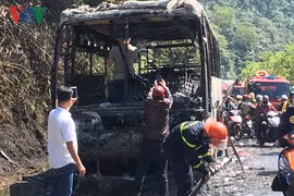 Xe chở 29 du khách nước ngoài cháy gần đỉnh đèo Hải Vân