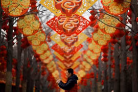 Châu Á ngập tràn sắc đỏ cùng linh vật chú chó chào Tết Nguyên đán