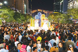 Khai mạc đường hoa Nguyễn Huệ Tết Mậu Tuất 2018: Khát vọng vươn cao