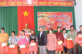 Gia Lai: Trao tặng quà cho trẻ mồ côi và người khuyết tật