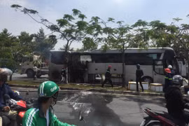 TP. HCM: Xe khách bốc cháy sau tiếng nổ lớn
