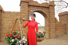 Thiếu nữ đất Cảng diện áo dài trong không gian làng cổ