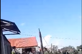 Bố mẹ nhốt 2 con 9 ngày, đe dọa công an đến giải cứu