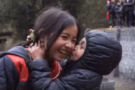 Nụ cười "tan chảy trái tim" của bé gái H'Mông "hút" dân mạng