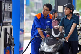 Giá xăng tăng 670 đồng/lít