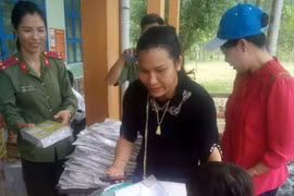 Tặng trên 650 phần quà cho người nghèo và HS khó khăn xã Đak Pling