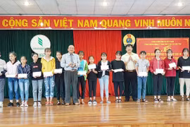 Công ty TNHH MTV Cao su Chư Pah trao thưởng cho 524 em học sinh