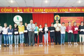 Công ty TNHH MTV Cao su Chư Pah trao thưởng cho 524 em học sinh