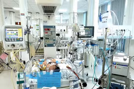Trẻ sơ sinh đầu tiên ở miền Nam được cứu sống bằng kỹ thuật ECMO