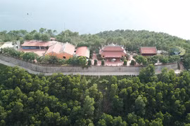 'Biệt khu,biệt phủ' trái phép trên vịnh Bái Tử Long:Ai tiếp tay cho sai phạm?