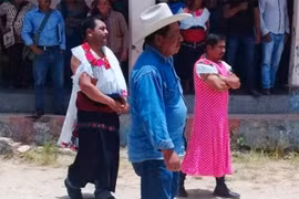 "Quý ngài" thị trưởng mặc váy đi làm, "lộ" lý do bất ngờ