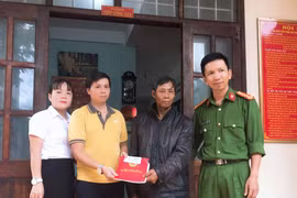 Trao Giấy chứng nhận Quyền sử dụng đất cho người đánh rơi