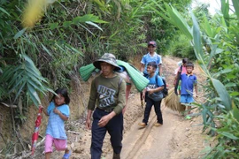 Nơi HS đến trường từ 4 rưỡi sáng, hàng trăm đứa trẻ thất học,mù chữ