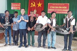 Phó Chủ tịch HĐND tỉnh Gia Lai tặng cồng chiêng cho 2 tổ dân phố