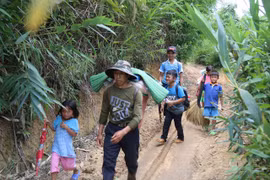 Nơi HS đến trường từ 4 rưỡi sáng, hàng trăm đứa trẻ thất học,mù chữ