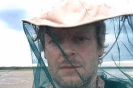 Gấu nửa đêm xông vào lán trại, lôi nhạc sĩ Pháp về hang