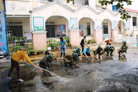 TP.Pleiku: Gần 30 cán bộ, chiến sĩ giúp dọn dẹp, vệ sinh trường lớp