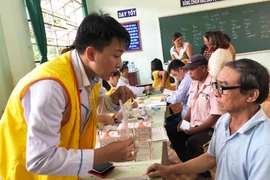 CLB dược-y bác sĩ tình nguyện, Hiệp hội doanh nghiệp TP.HCM chữa bệnh miễn phí cho người nghèo