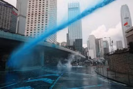 Cảnh sát Hong Kong phun thuốc nhuộm màu xanh trấn áp biểu tình
