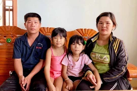 Cha mẹ nghèo nuôi 2 con bị tan máu bẩm sinh