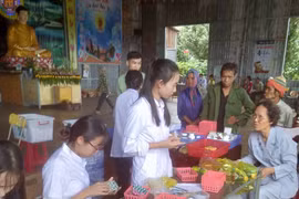 Khám bệnh, cấp thuốc miễn phí cho người nghèo xã Ia Blang