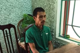 Kẻ giết vợ trong đêm ra đầu thú sau 10 ngày"cố thủ"trên núi đá