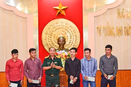 Binh đoàn 15: Tặng học bổng toàn phần cho sinh viên Lào