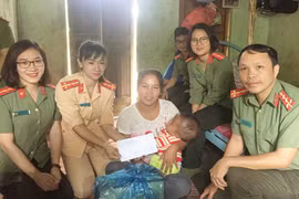 Trao tiền hỗ trợ người mẹ đơn thân nuôi con bị não úng thủy