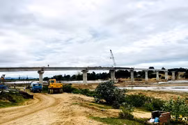 Đẩy nhanh tiến độ thi công cầu Ia Rmok