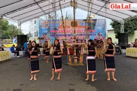 Thanh thiếu nhi phố Núi vui hè với cồng chiêng