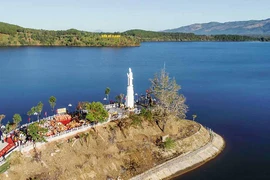 Để cổ tích níu chân du khách