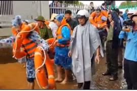 Cứu hộ khẩn cấp cư dân bị chia cắt bởi nước lũ ở Đắk Lắk