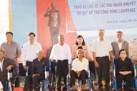 Gia Lai: Trao tặng xe lăn, xe lắc cho người khuyết tật