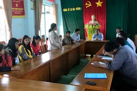 Tặng quà cho 8 học sinh tốt nghiệp THPT của xã Hà Đông