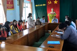 Tặng quà cho 8 học sinh tốt nghiệp THPT của xã Hà Đông