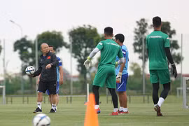 HLV Park Hang Seo băn khoăn chọn hợp đồng hay World Cup