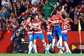 Thắng sốc Barcelona, tân binh Granada leo lên ngôi đầu La Liga