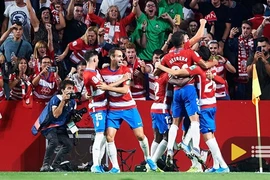 Thắng sốc Barcelona, tân binh Granada leo lên ngôi đầu La Liga