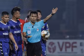 Trọng tài "bẻ còi" ở trận Viettel - Đà Nẵng trả giá cực đắt